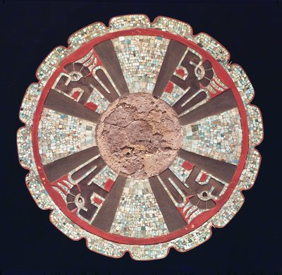 Teotezcacuitiapili, fibbia della cintura indossata dai dignitari che raffigura i quattro serpenti di fuoco, da El Castillo, Chitchen Itza, Stato di Yucatan da Pre Columbian